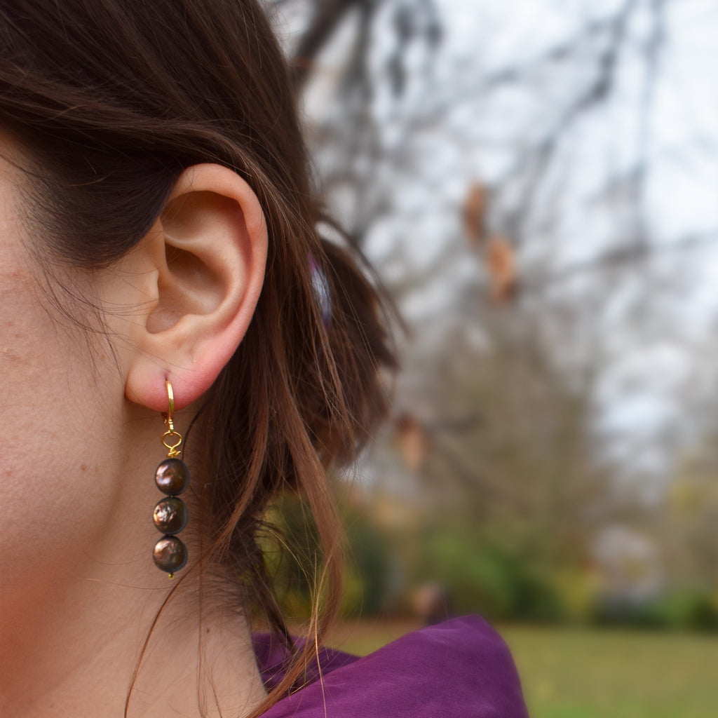 Pendientes aros de perlas de agua dulce marrones | de Ifemi Jewels